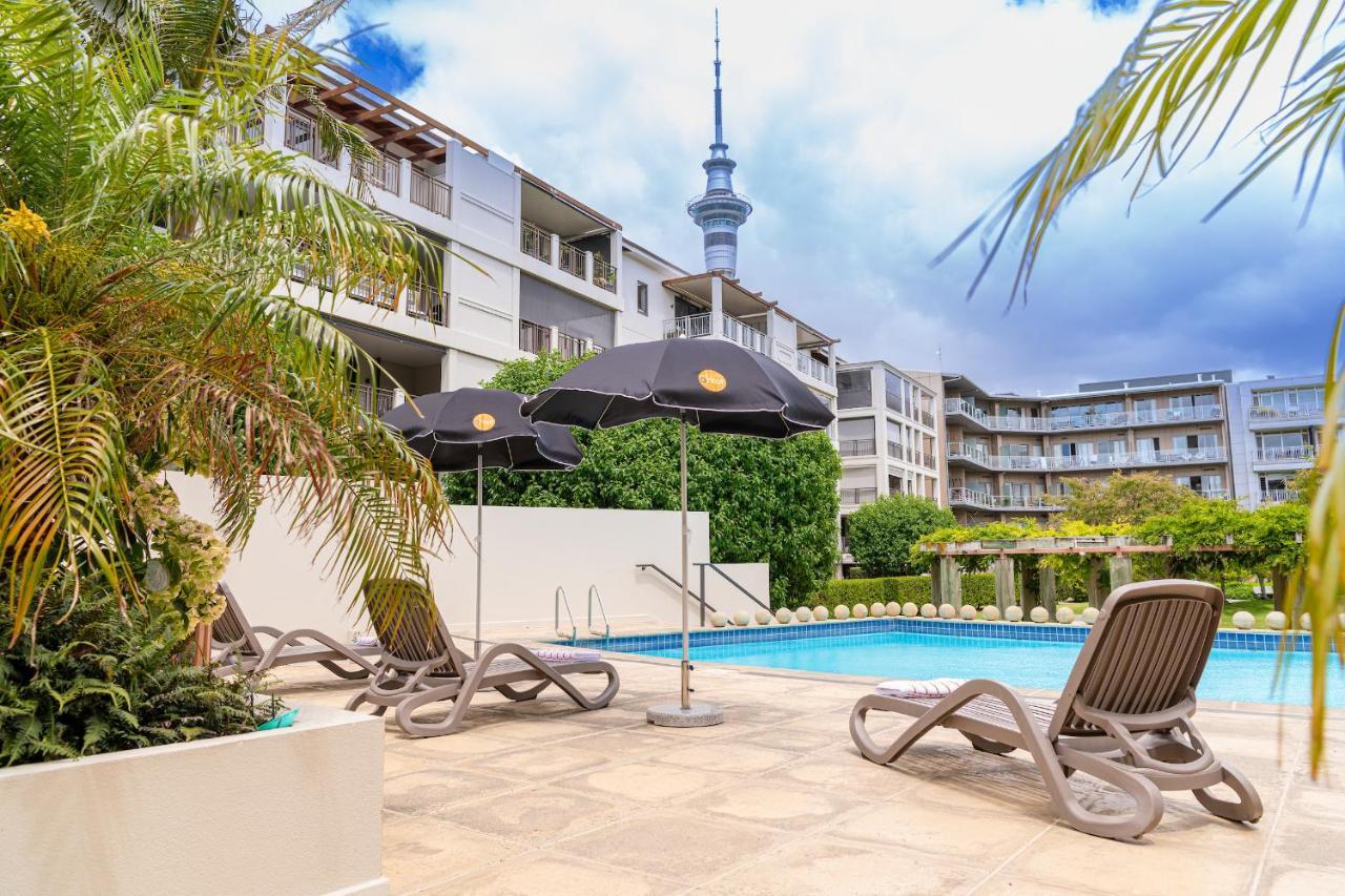 Hotel Ohtel Auckland Extérieur photo The swimming pool at the hotel