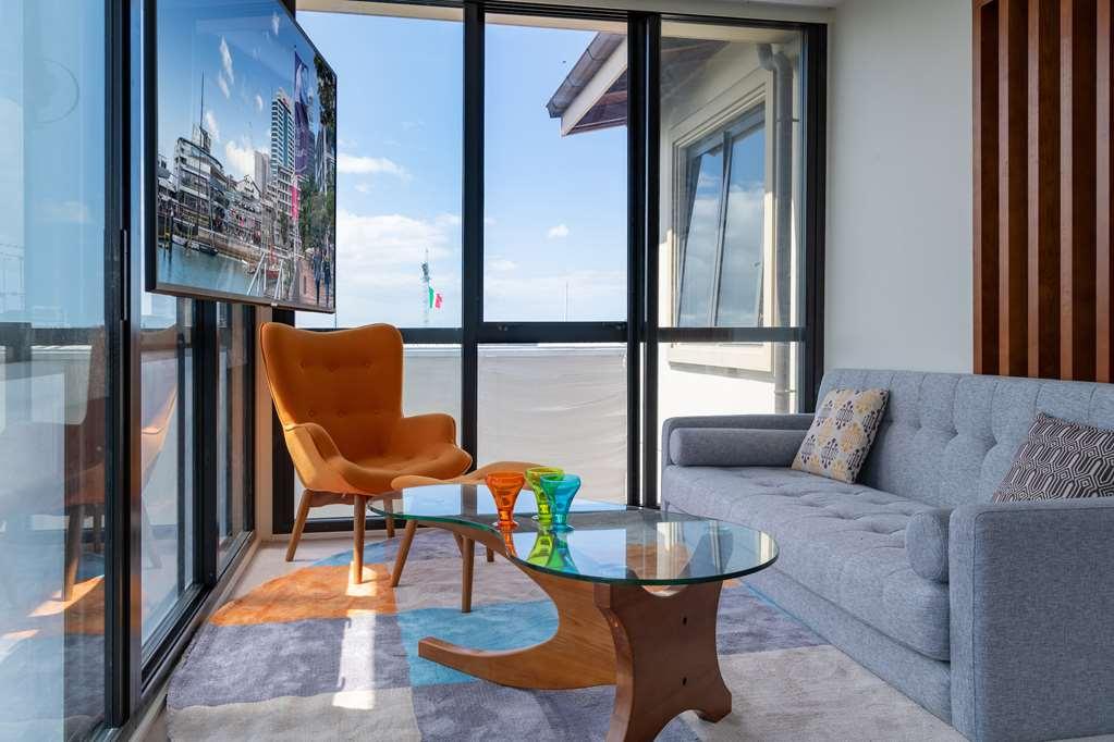 Hotel Ohtel Auckland Chambre photo A living room with a view of the city