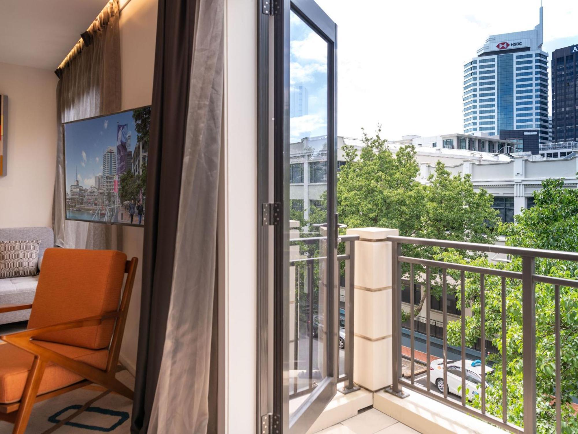 Hotel Ohtel Auckland Extérieur photo A balcony in a residential apartment