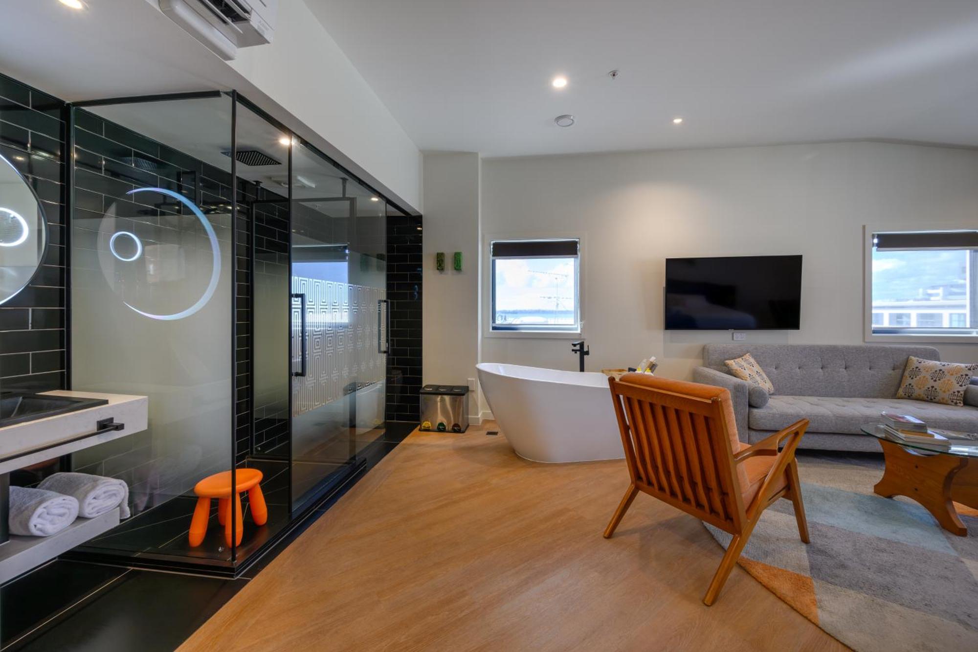 Hotel Ohtel Auckland Extérieur photo A modern bathroom with a freestanding bathtub