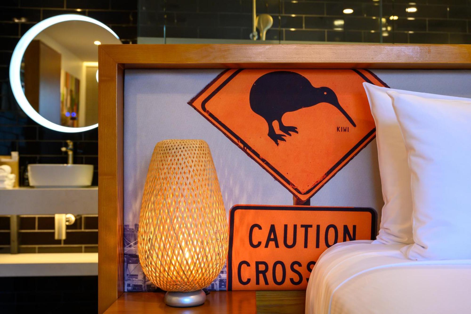 Hotel Ohtel Auckland Extérieur photo A warning sign for kiwis