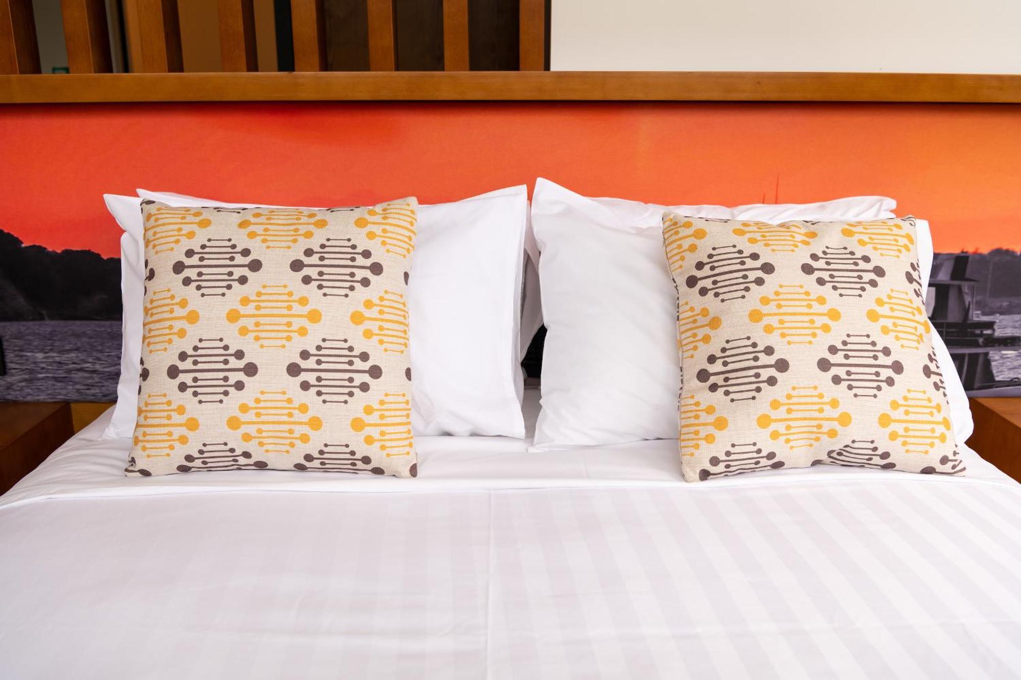 Hotel Ohtel Auckland Extérieur photo Two cushions on a bed